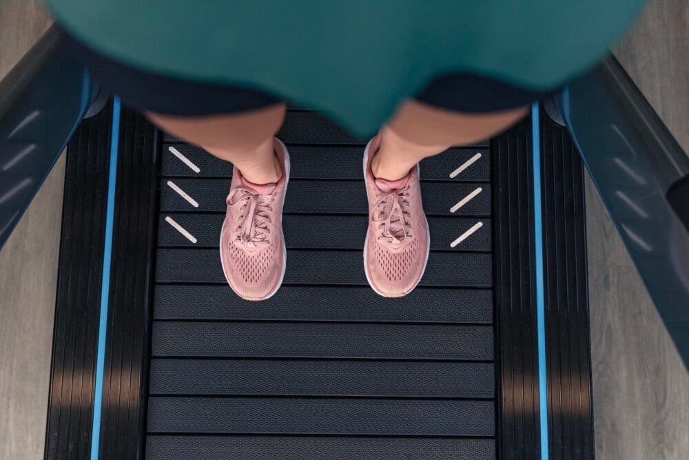 Close-up of feet running on the shock-absorbing slats of the treadmill.